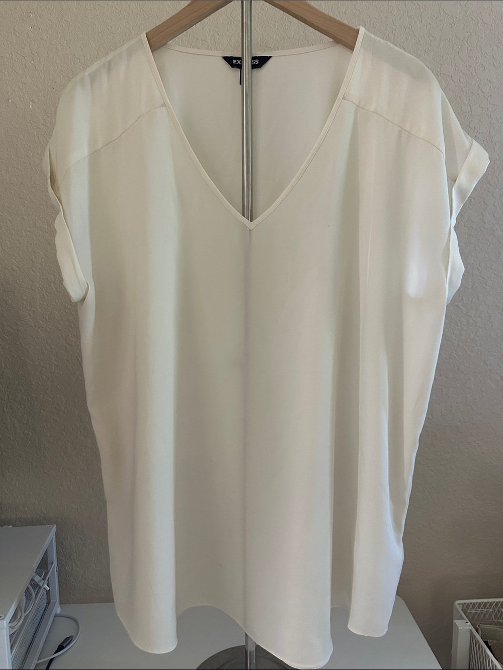 Express Ivory White V-Neck Short Sleeve Blouse